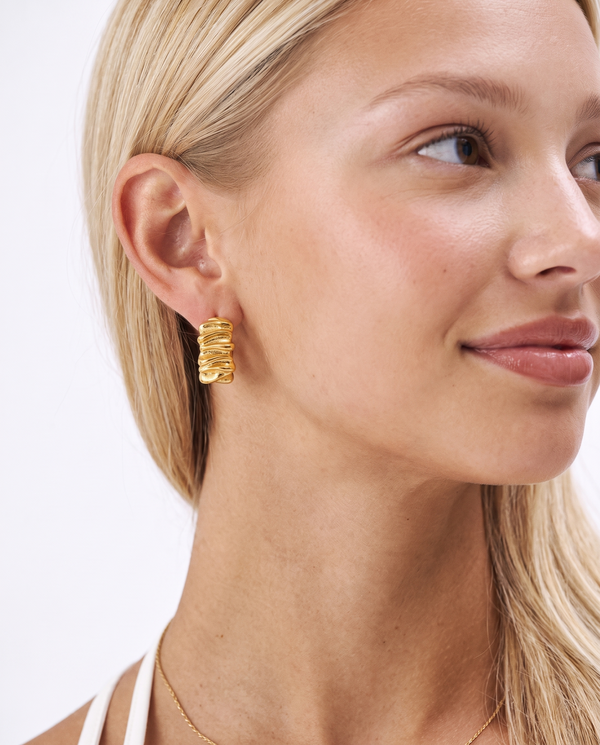 Elin - Draped huggie earrings - Stainless steel